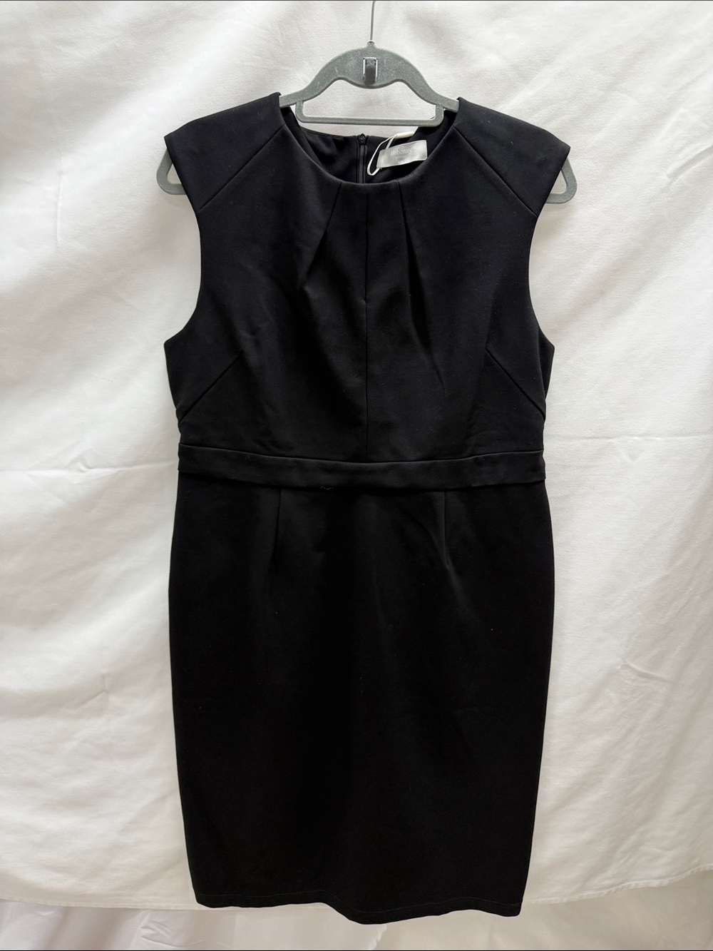 Chic Black Sleeveless Midi Dress with Tailored Waist
